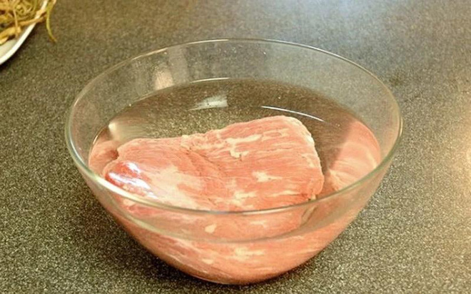 Chuyên gia chỉ cách rửa thịt lợn đúng “chuẩn”, loại hết chất độc hại - Ảnh 1.