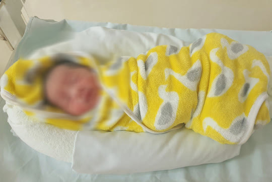 Người phụ nữ bịt mặt bỏ lại bé sơ sinh ở tổ trực Covid-19 của bệnh viện - Ảnh 1.