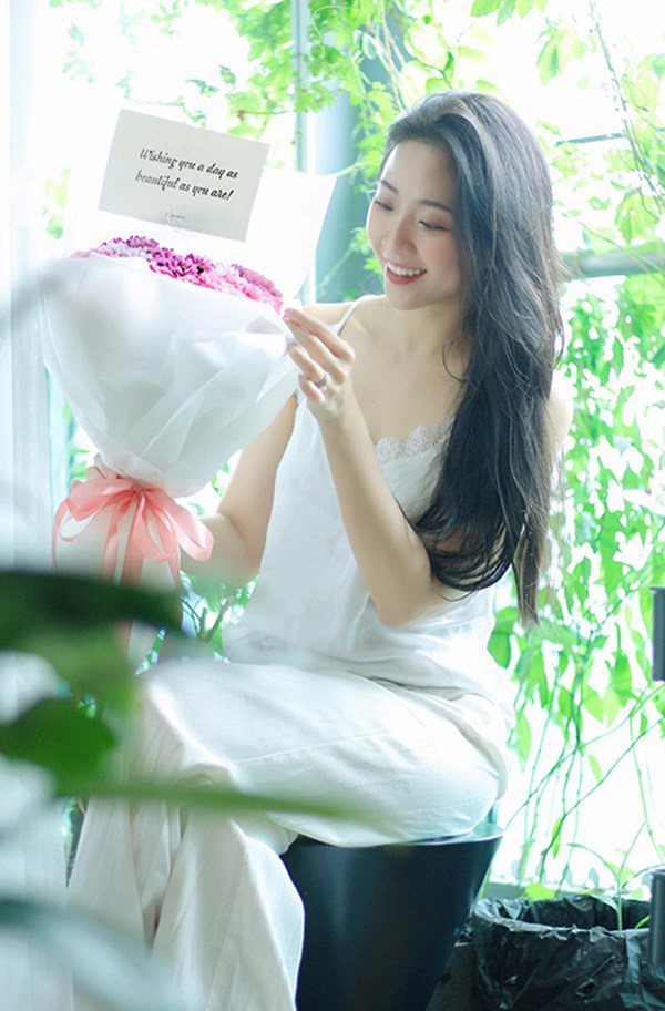 Nữ MC được bạn trai doanh nhân quỳ gối cầu hôn, biến ban công vài m2 thành vườn xanh ngát - Ảnh 7. Nữ MC được bạn trai doanh nhân quỳ gối cầu hôn, biến ban công vài m2 thành vườn xanh ngát - Ảnh 7.