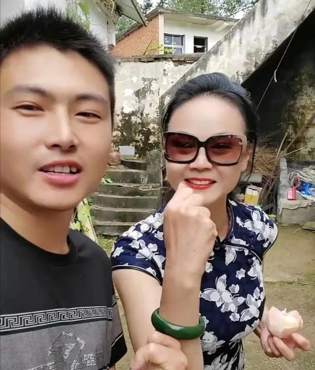 Chàng 30 cưới vợ 56 tuổi, ngoại hình cô dâu gây bất ngờ - Ảnh 1. Chàng 30 cưới vợ 56 tuổi, ngoại hình cô dâu gây bất ngờ - Ảnh 1.