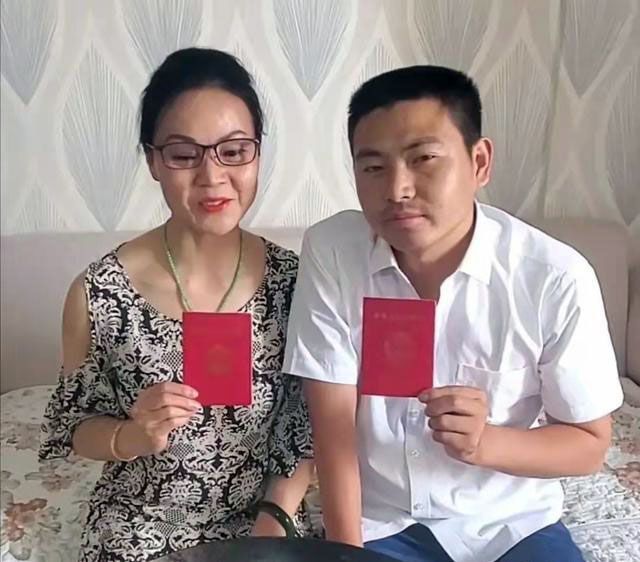 Chàng 30 cưới vợ 56 tuổi, ngoại hình cô dâu gây bất ngờ - Ảnh 2. Chàng 30 cưới vợ 56 tuổi, ngoại hình cô dâu gây bất ngờ - Ảnh 2.