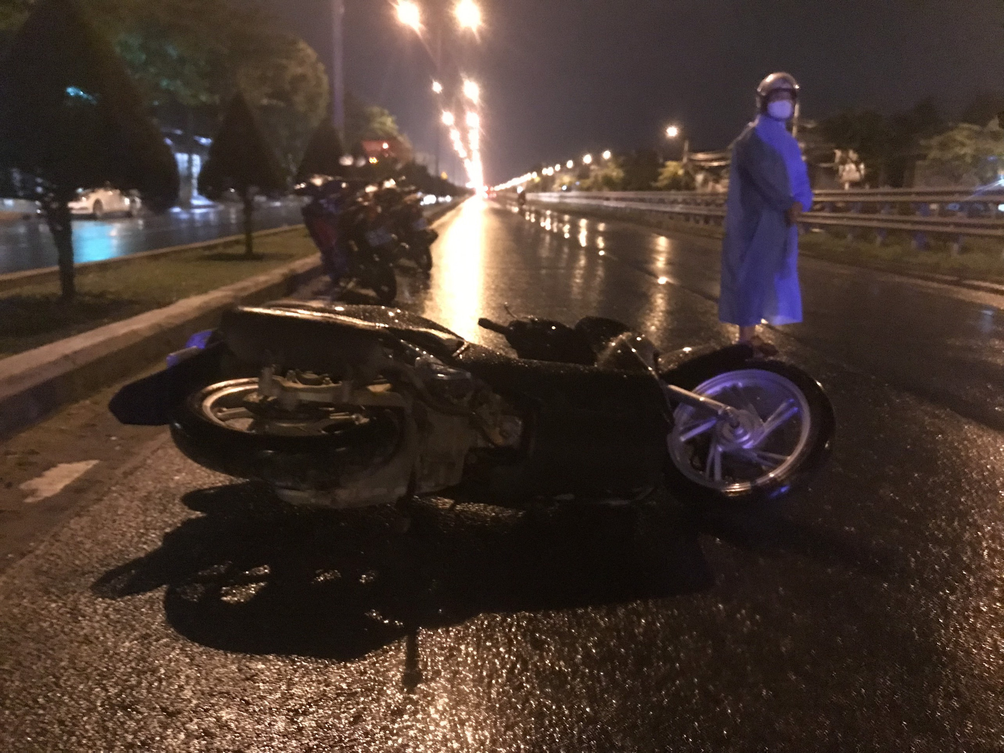 Không ai muốn có một tai nạn xe máy, nhưng bạn hãy xem bức ảnh đêm mưa với tai nạn xe máy này. Hợp với bầu không khí, ảnh giúp bạn thấy được tác động của mưa và tai nạn đến con người.