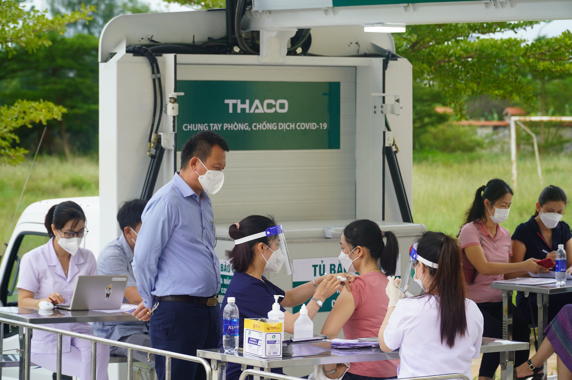 Quảng Bình: Tổ chức tiêm vaccine phòng COVID-19 cho sinh viên Lào  - Ảnh 1.