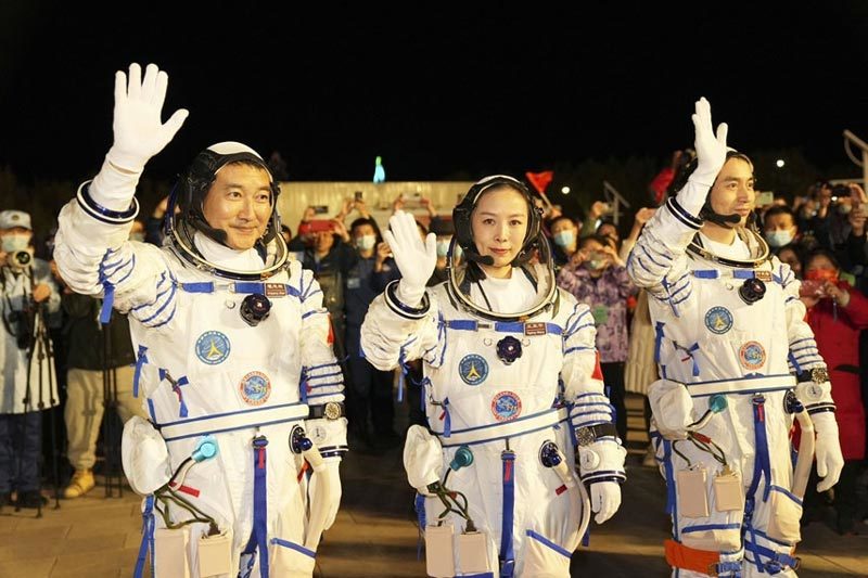 Trung Quốc đưa nữ phi hành gia đầu tiên lên xây trạm vũ trụ - Ảnh 2.