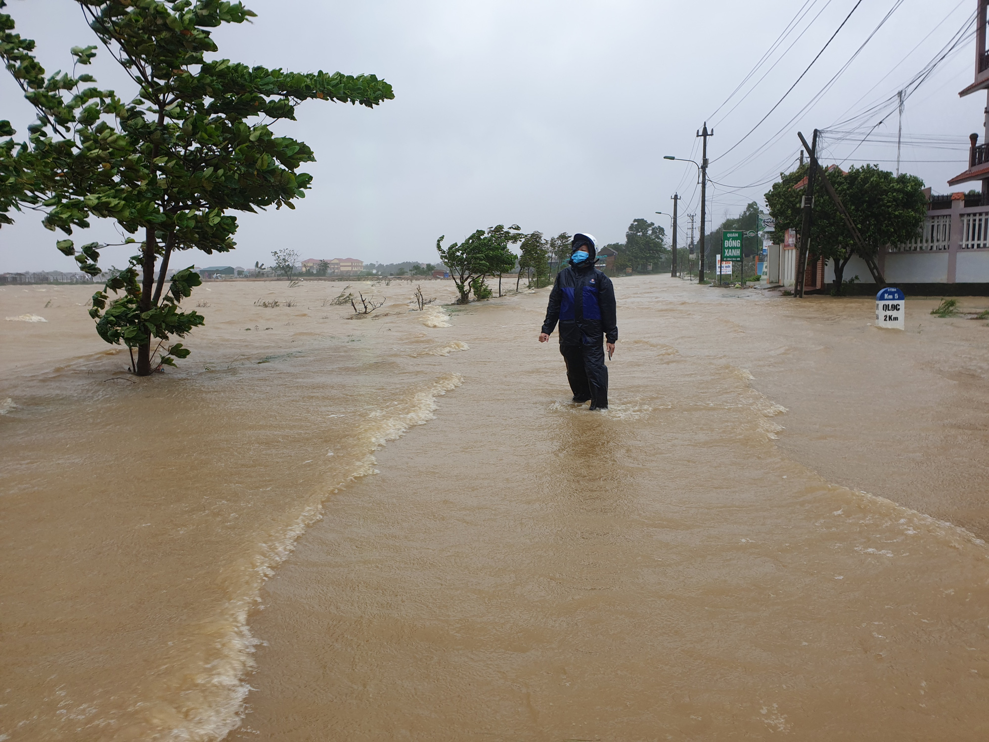Quảng Bình: Mưa lớn, nhiều khu vực ngập trong biển nước - Ảnh 5.