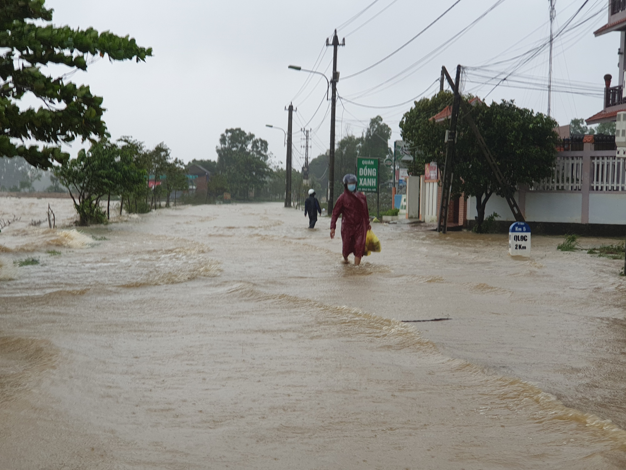 Quảng Bình: Mưa lớn, nhiều khu vực ngập trong biển nước - Ảnh 3.