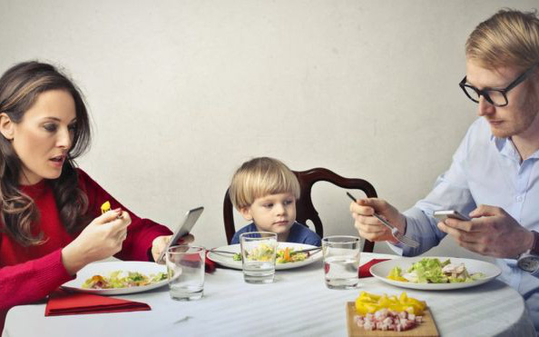 Phụ huynh tay không rời điện thoại kể cả khi ngồi ăn khiến con cái gặp phải vấn đề nghiêm trọng này 