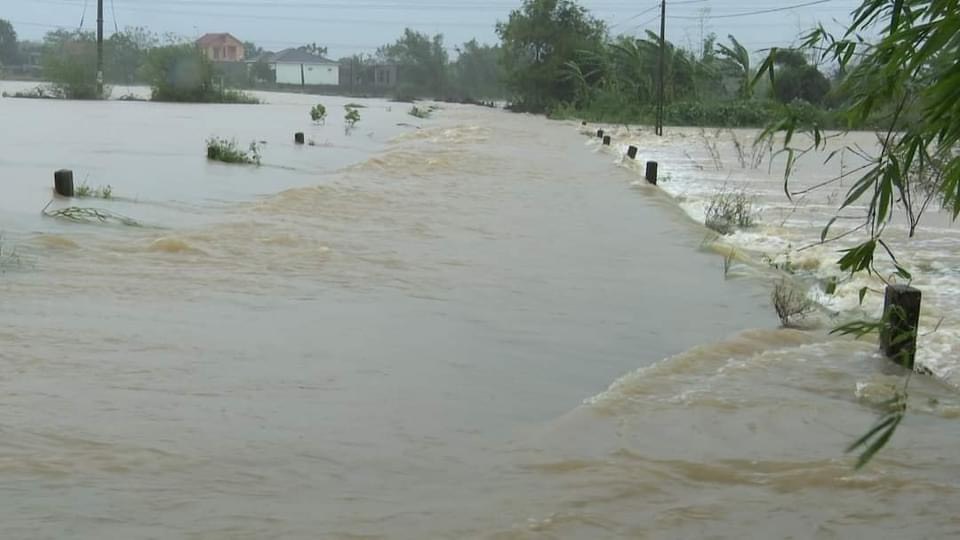 Quảng Bình: Mưa lớn, nhiều khu vực ngập trong biển nước - Ảnh 10.