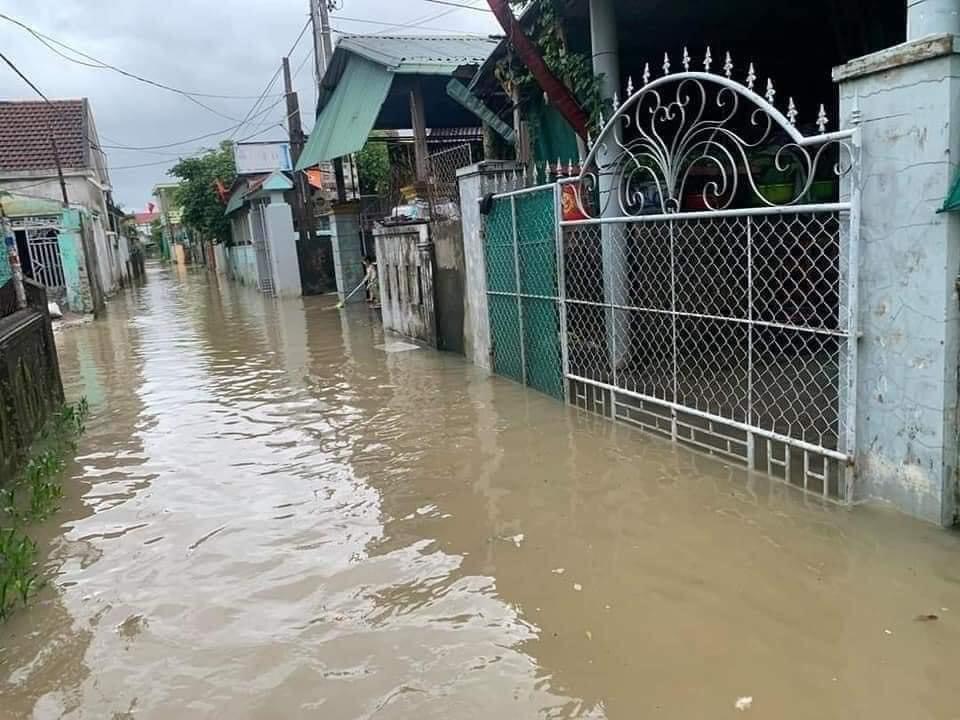 Quảng Bình: Mưa lớn, nhiều khu vực ngập trong biển nước - Ảnh 9.