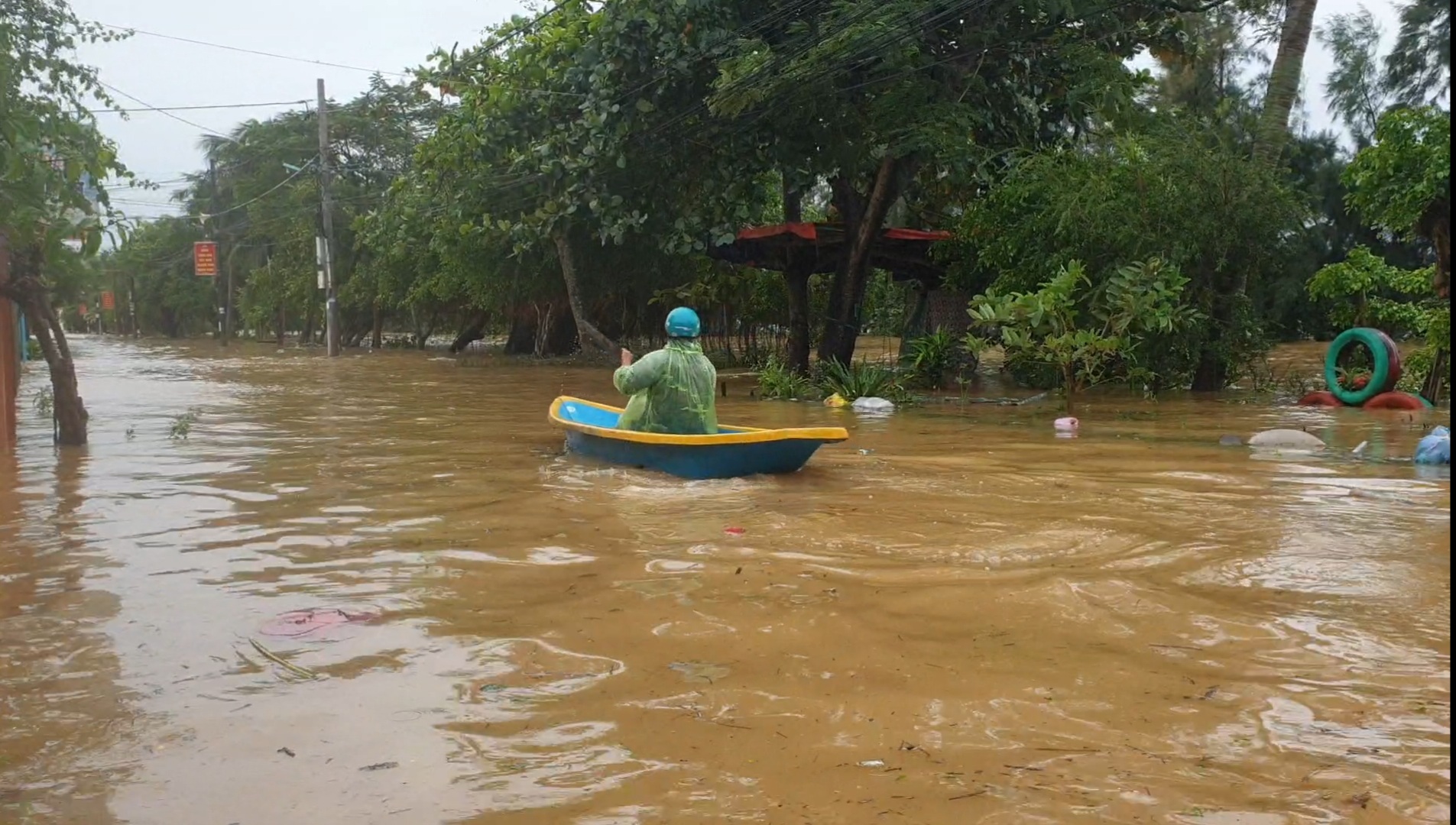 Không khí lạnh tăng cường, miền Trung mưa lớn kéo dài - Ảnh 2.