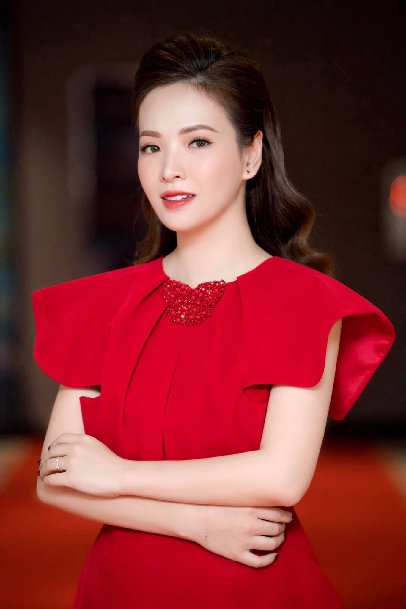 Vẻ trẻ trung xinh đẹp của MC Đan Lê, bà xã đạo diễn Khải Anh - Ảnh 26.