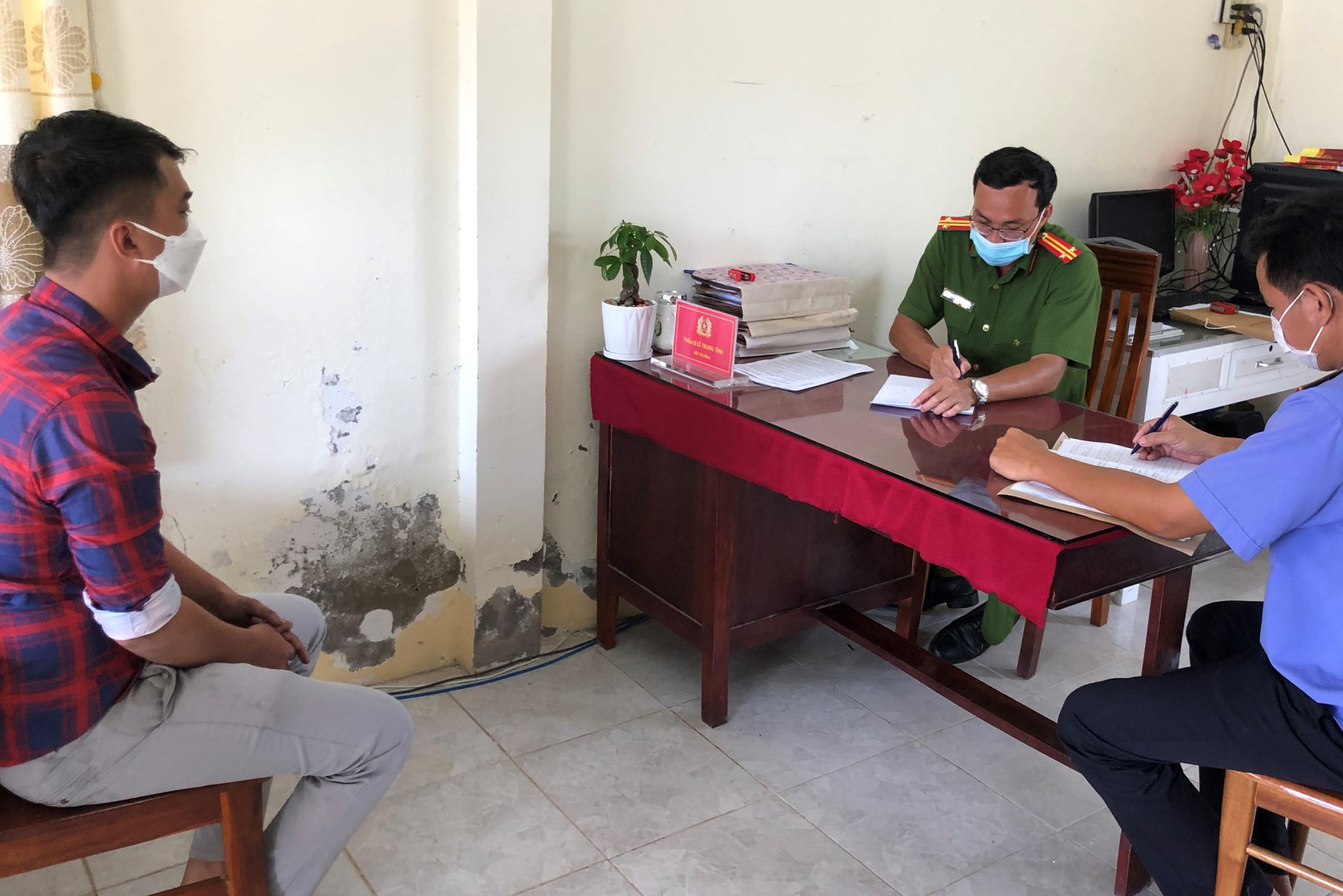 Khởi tố nam c&ocirc;ng nh&acirc;n l&agrave;m l&acirc;y lan dịch cho 5 người gia đ&igrave;nh vợ - Ảnh 1.