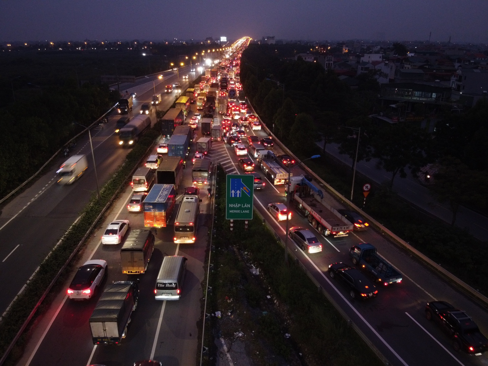 Một ôtô gặp sự cố, đường Vành đai 3 ùn tắc gần 8 km - Ảnh 11.