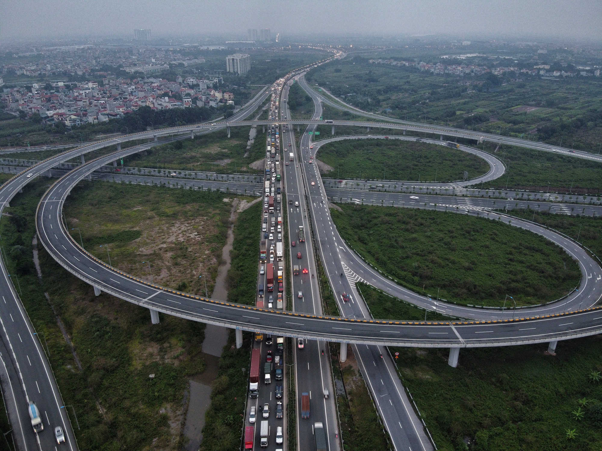 Một ôtô gặp sự cố, đường Vành đai 3 ùn tắc gần 8 km - Ảnh 3.