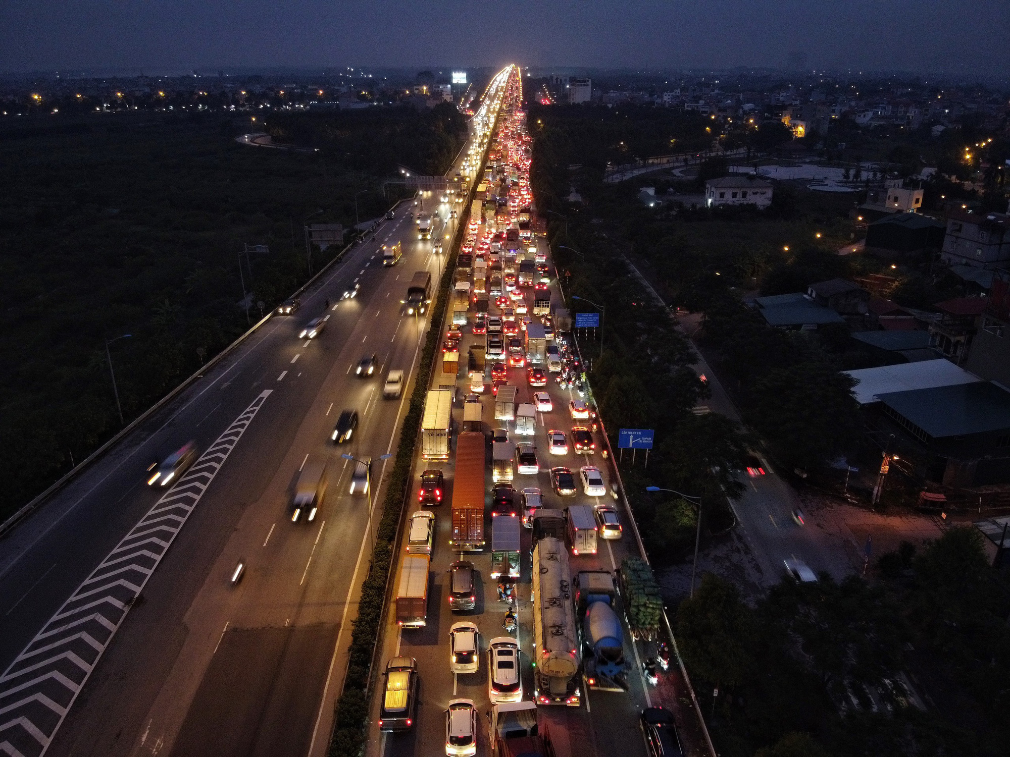 Một ôtô gặp sự cố, đường Vành đai 3 ùn tắc gần 8 km - Ảnh 5.