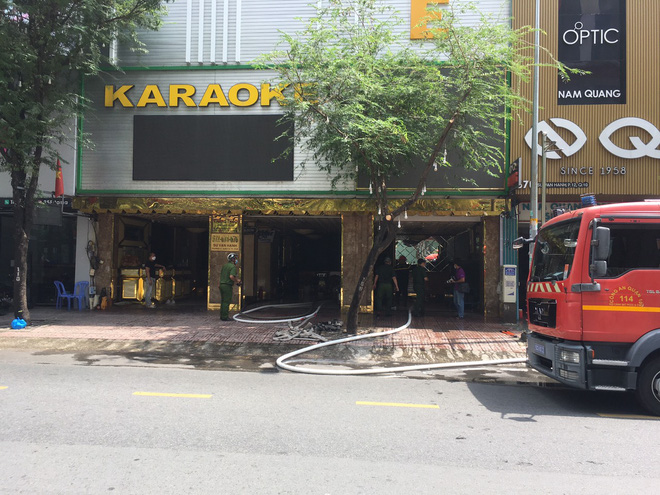 TP.HCM: Quán karaoke cao tầng bốc cháy nghi ngút, cảnh sát dùng xe thang dập lửa