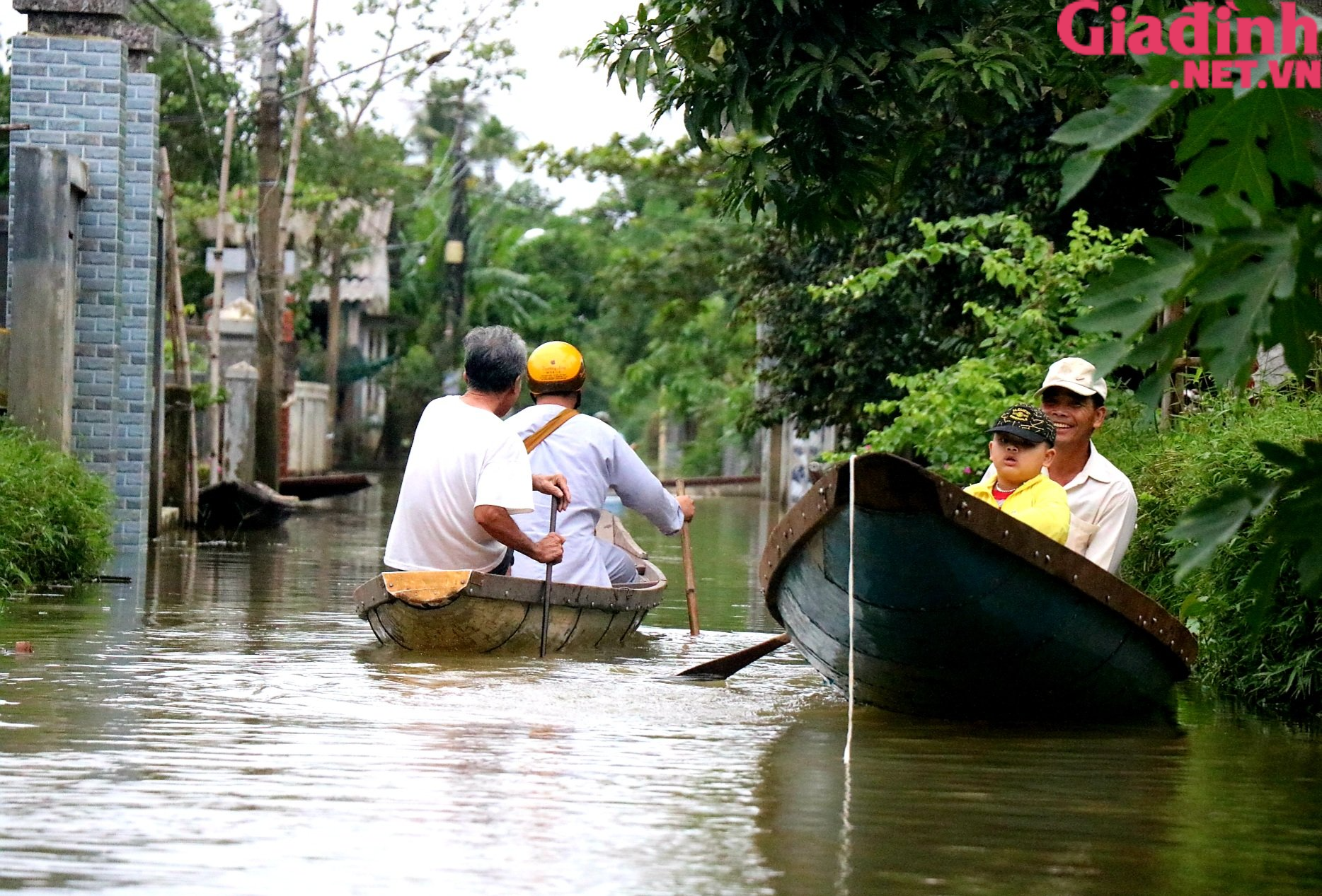 Cuộc sống ở nơi “đường biến thành sông”, ghe thuyền làm phương tiện đi lại - Ảnh 2.