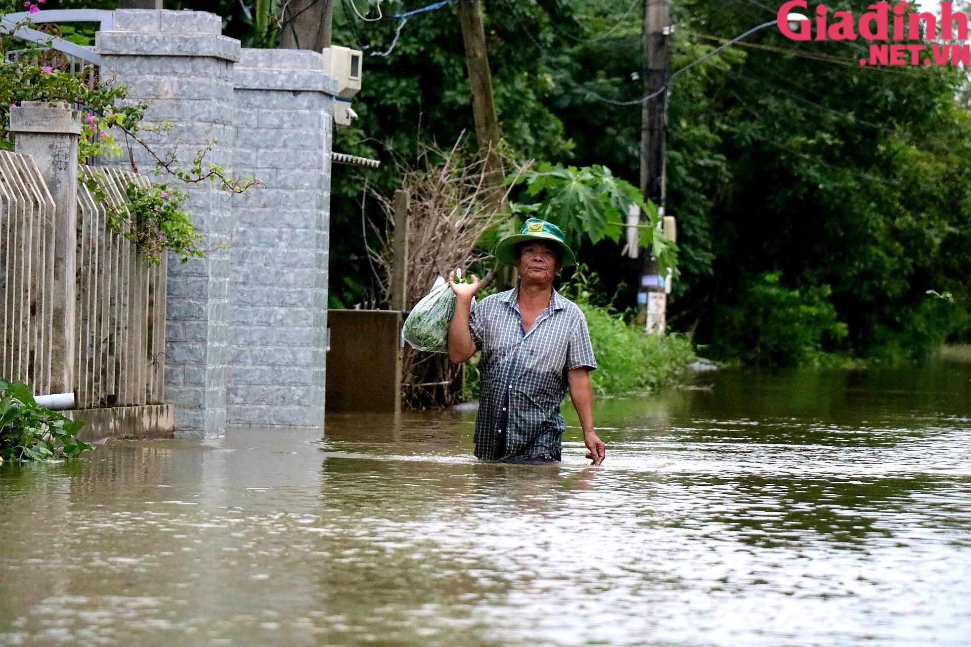 Cuộc sống ở nơi “đường biến thành sông”, ghe thuyền làm phương tiện đi lại - Ảnh 8.