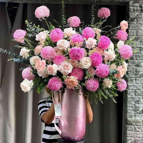 Sau cưới, chồng chưa một lần tặng hoa, quà cho vợ nhưng 20/10 lại tặng sếp bó hoa to khổng lồ - Ảnh 1.