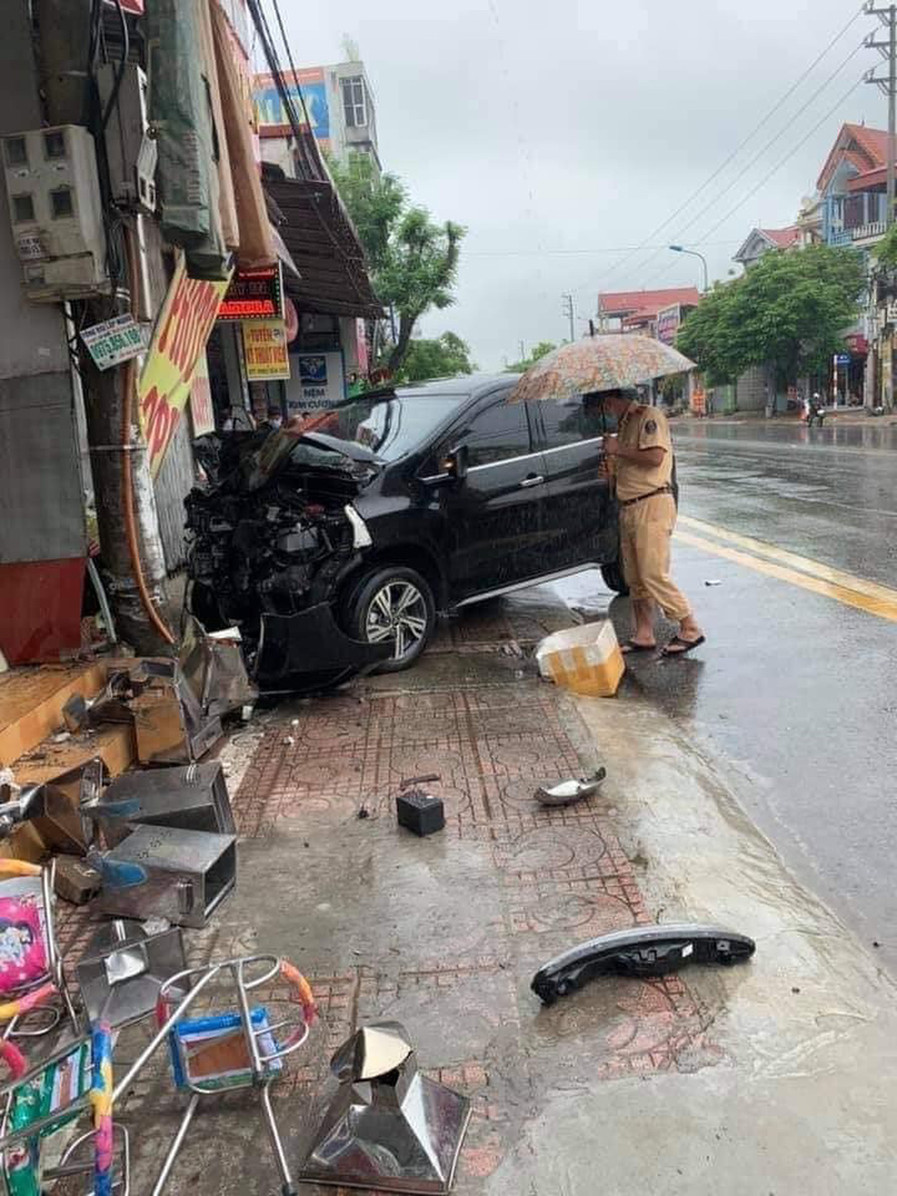 Kinh hoàng: Người phụ nữ đi ngược chiều bị ô tô đâm bắn văng lên vỉa hè - Ảnh 3.