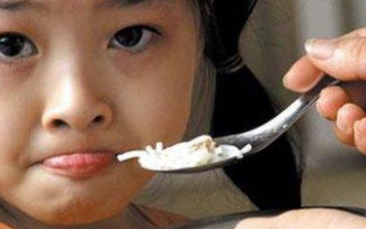 Sai lầm cực tai hại khi cho trẻ ăn cơm hầu hết bố mẹ Việt mắc phải 