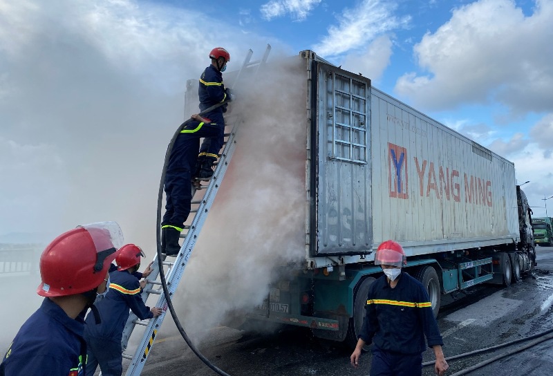 Xe container chở hàng chục tấn hoa quả bốc cháy dữ dội - Ảnh 4.