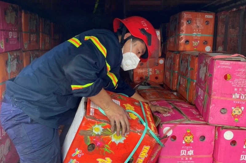 Xe container chở hàng chục tấn hoa quả bốc cháy dữ dội - Ảnh 3.