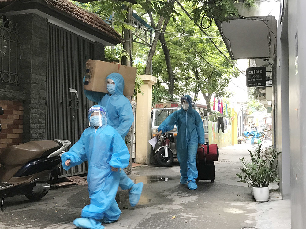 Cuộc gọi thót tim ở ngõ có nghìn người phải rời nhà trong đêm - Ảnh 1.