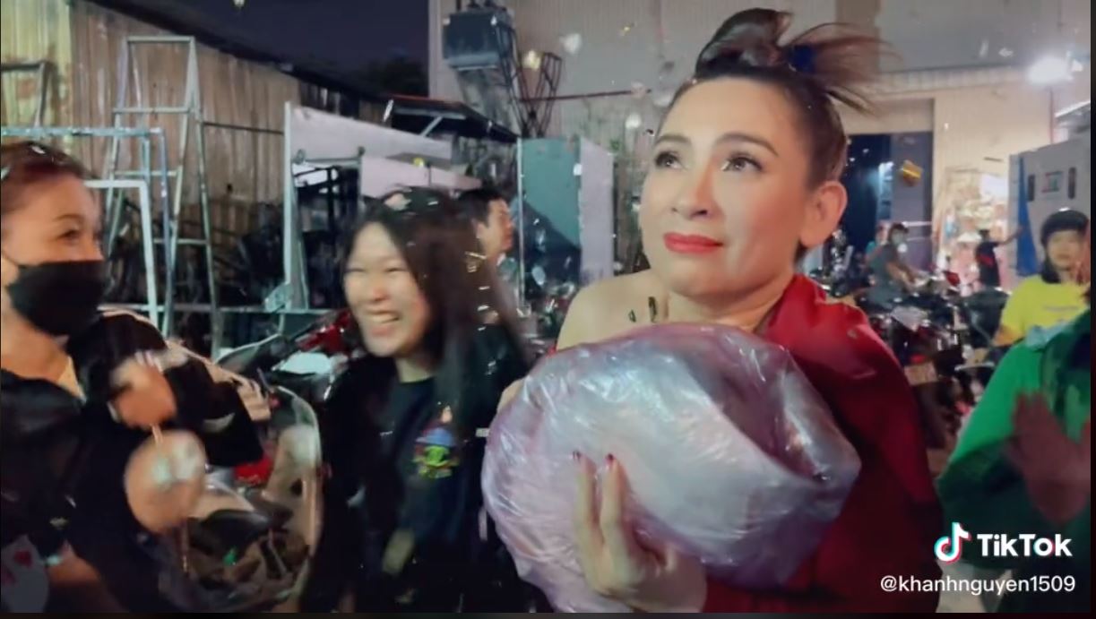 Clip quay lén thái độ của cố ca sĩ Phi Nhung với túi quà rẻ bèo được tặng sau đêm diễn khiến người hâm mộ xót xa - Ảnh 2.