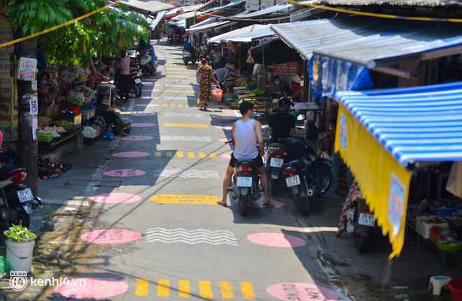 Ảnh: Khu chợ đầu tiên tại Hà Nội vẽ ô, kẻ vạch, phân luồng giao thông để phòng dịch Covid-19 - Ảnh 2.