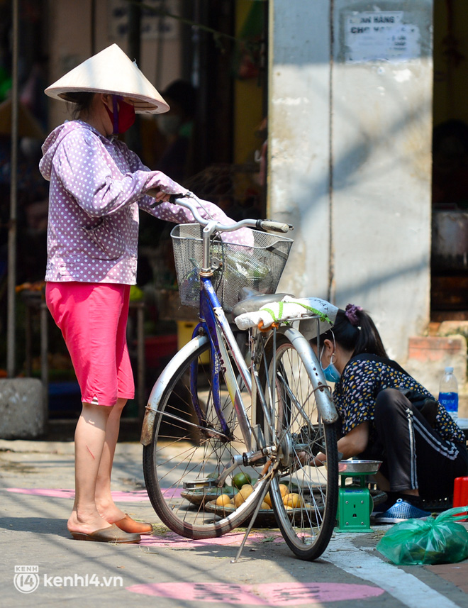 Ảnh: Khu chợ đầu tiên tại Hà Nội vẽ ô, kẻ vạch, phân luồng giao thông để phòng dịch Covid-19 - Ảnh 11.