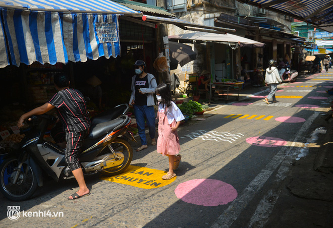 Ảnh: Khu chợ đầu tiên tại Hà Nội vẽ ô, kẻ vạch, phân luồng giao thông để phòng dịch Covid-19 - Ảnh 7.