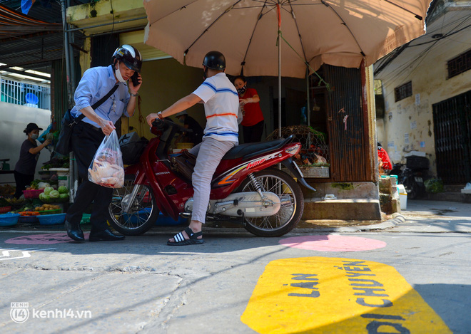 Ảnh: Khu chợ đầu tiên tại Hà Nội vẽ ô, kẻ vạch, phân luồng giao thông để phòng dịch Covid-19 - Ảnh 8.