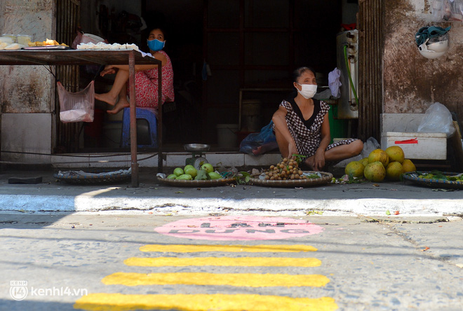 Ảnh: Khu chợ đầu tiên tại Hà Nội vẽ ô, kẻ vạch, phân luồng giao thông để phòng dịch Covid-19 - Ảnh 10.