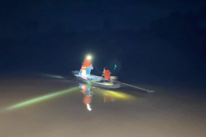 Nỗ lực tìm kiếm 2 người mất tích vì rơi xuống biển và lật thuyền trên sông - Ảnh 1.