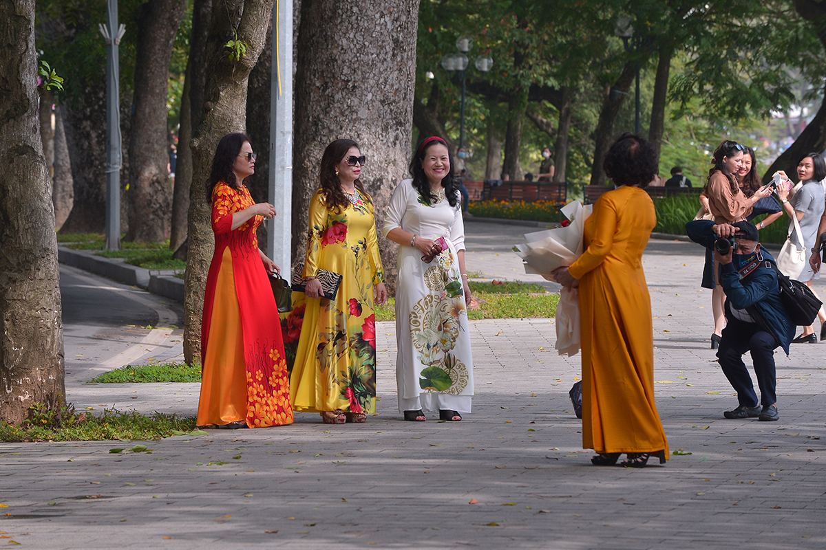 Thời tiết bất ngờ nắng đẹp, chị em tíu tít đi &quot;bung lụa&quot; với áo dài nhân ngày Phụ nữ Việt Nam - Ảnh 5.