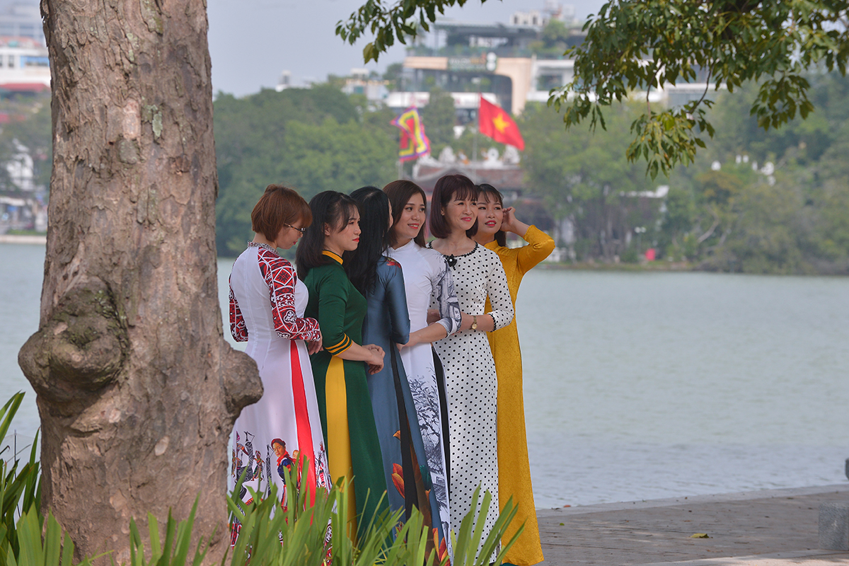 Thời tiết bất ngờ nắng đẹp, chị em tíu tít đi &quot;bung lụa&quot; với áo dài nhân ngày Phụ nữ Việt Nam - Ảnh 9.