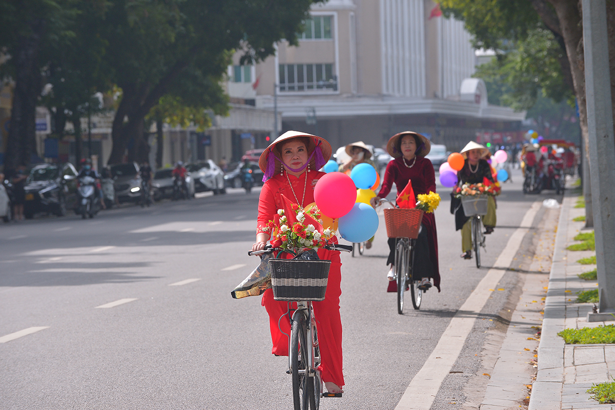 Thời tiết bất ngờ nắng đẹp, chị em tíu tít đi &quot;bung lụa&quot; với áo dài nhân ngày Phụ nữ Việt Nam - Ảnh 8.
