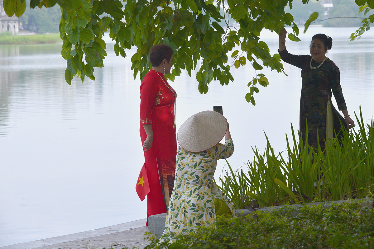 Thời tiết bất ngờ nắng đẹp, chị em tíu tít đi &quot;bung lụa&quot; với áo dài nhân ngày Phụ nữ Việt Nam - Ảnh 4.