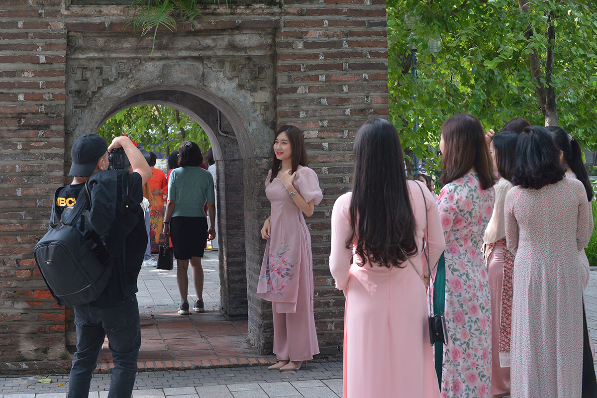 Thời tiết bất ngờ nắng đẹp, chị em tíu tít đi &quot;bung lụa&quot; với áo dài nhân ngày Phụ nữ Việt Nam - Ảnh 7.