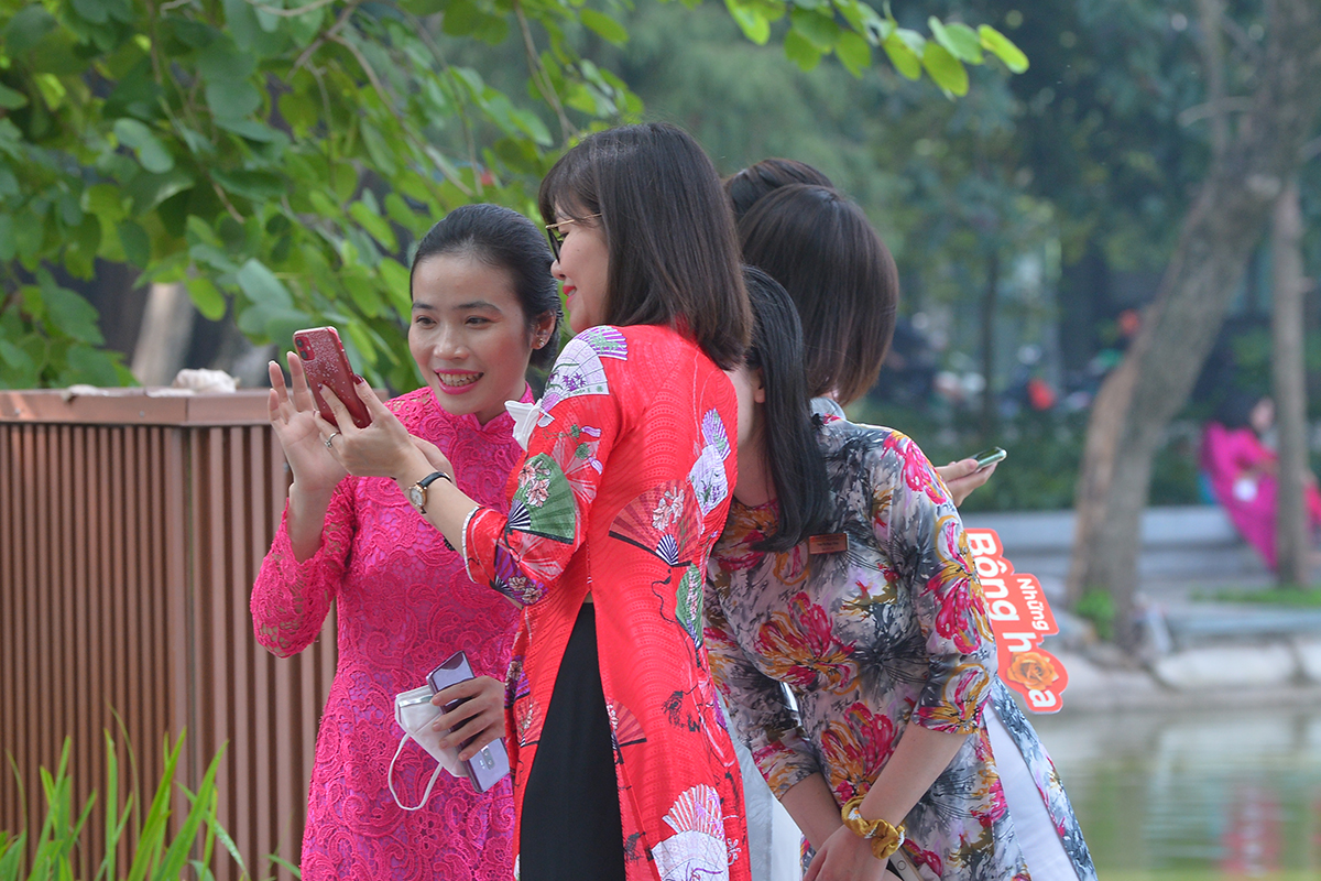Thời tiết bất ngờ nắng đẹp, chị em tíu tít đi &quot;bung lụa&quot; với áo dài nhân ngày Phụ nữ Việt Nam - Ảnh 11.