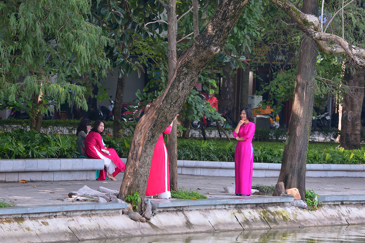 Thời tiết bất ngờ nắng đẹp, chị em tíu tít đi &quot;bung lụa&quot; với áo dài nhân ngày Phụ nữ Việt Nam - Ảnh 3.