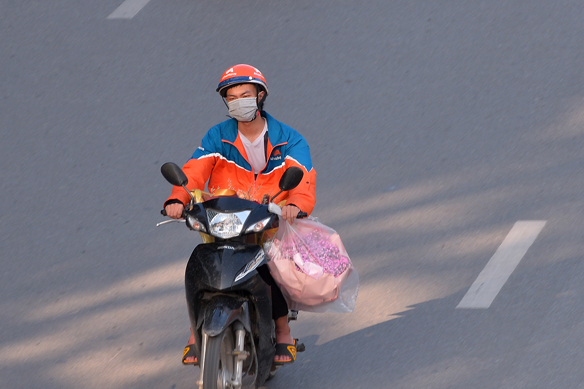Shipper hoa tất bật khắp đường phố trong ngày Phụ nữ Việt Nam - Ảnh 6.
