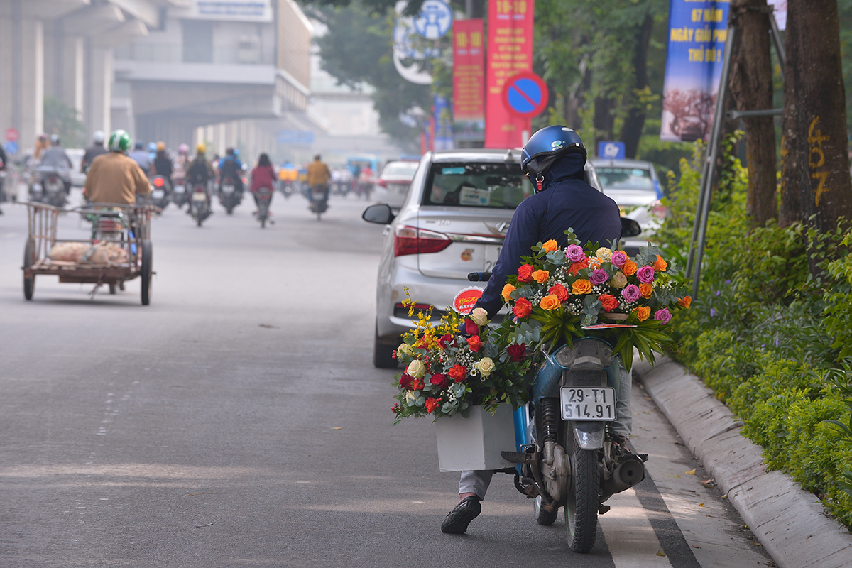 Shipper hoa tất bật khắp đường phố trong ngày Phụ nữ Việt Nam - Ảnh 3.