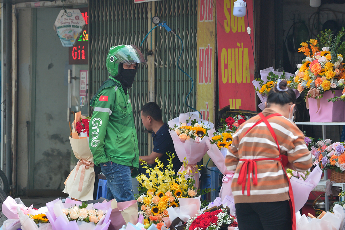 Shipper hoa tất bật khắp đường phố trong ngày Phụ nữ Việt Nam - Ảnh 4.