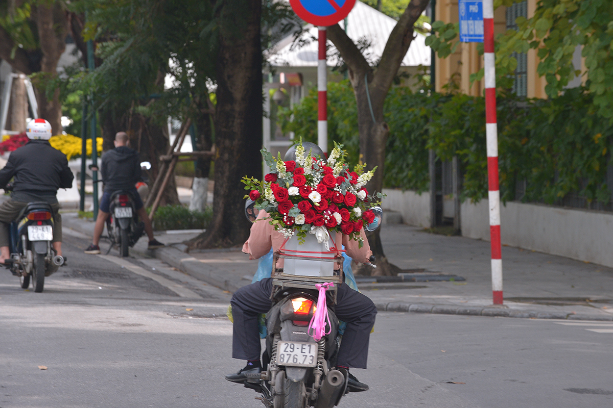 Shipper hoa tất bật khắp đường phố trong ngày Phụ nữ Việt Nam - Ảnh 10.