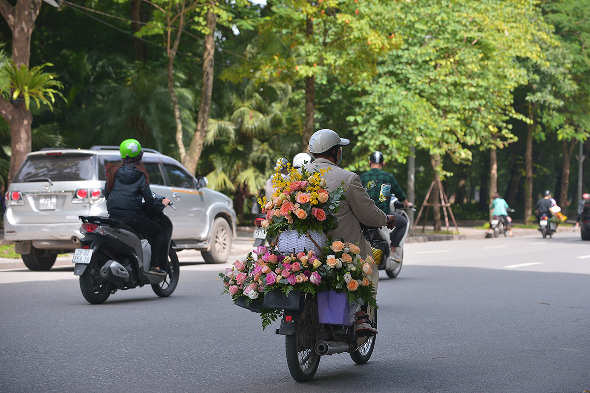 Shipper hoa tất bật khắp đường phố trong ngày Phụ nữ Việt Nam - Ảnh 8.
