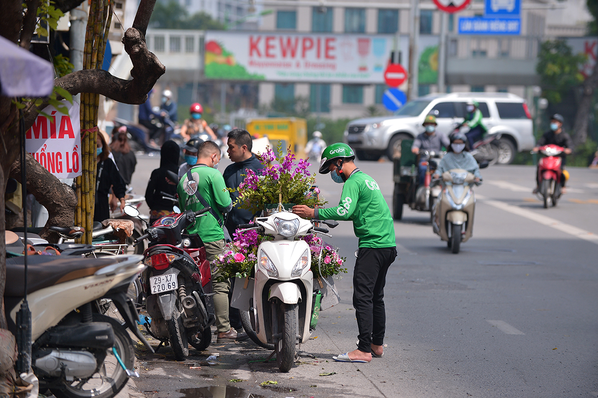 Shipper hoa tất bật khắp đường phố trong ngày Phụ nữ Việt Nam - Ảnh 5.