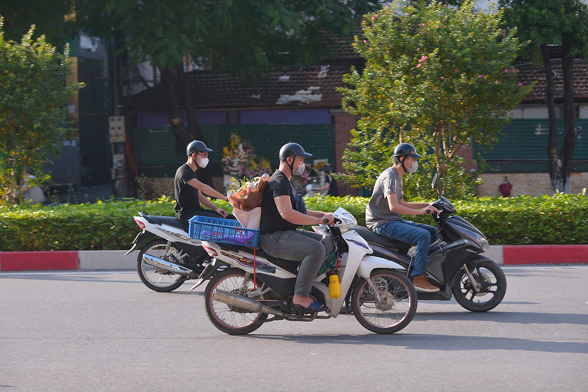 Shipper hoa tất bật khắp đường phố trong ngày Phụ nữ Việt Nam - Ảnh 9.