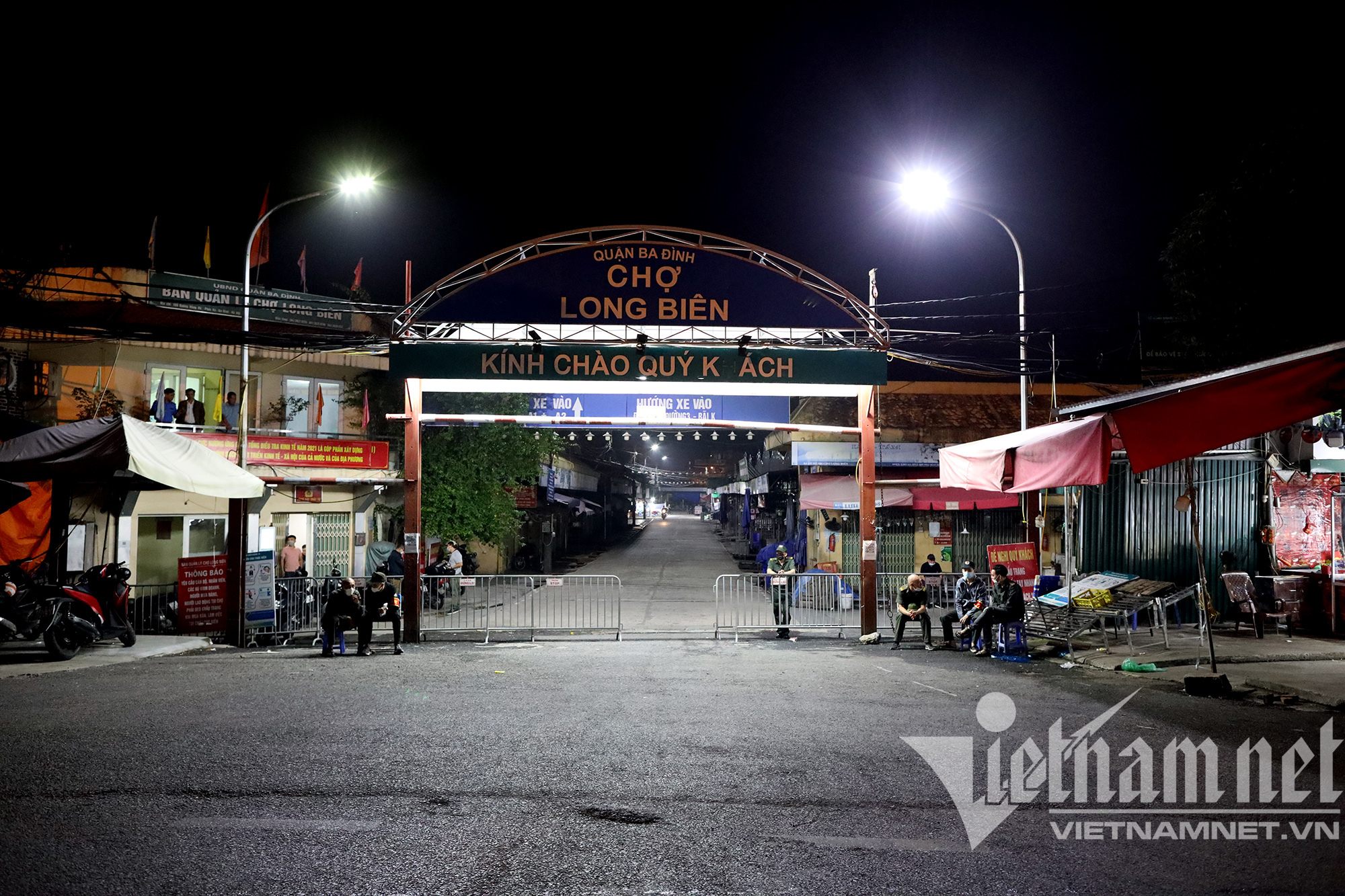 Chợ đầu mối nổi tiếng nhất Hà Nội mở lại sau hai tháng đóng cửa - Ảnh 2.